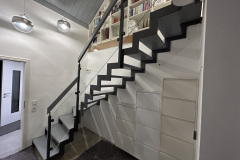 Metalltreppe (Zweiholmtreppe, zwischenliegend)