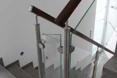 Glasgeländer auf einer Edelstahlkonstruktion