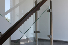 Glasgeländer auf einer Edelstahlkonstruktion